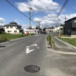 西側の道路は幅員約10.1ｍ(周辺)